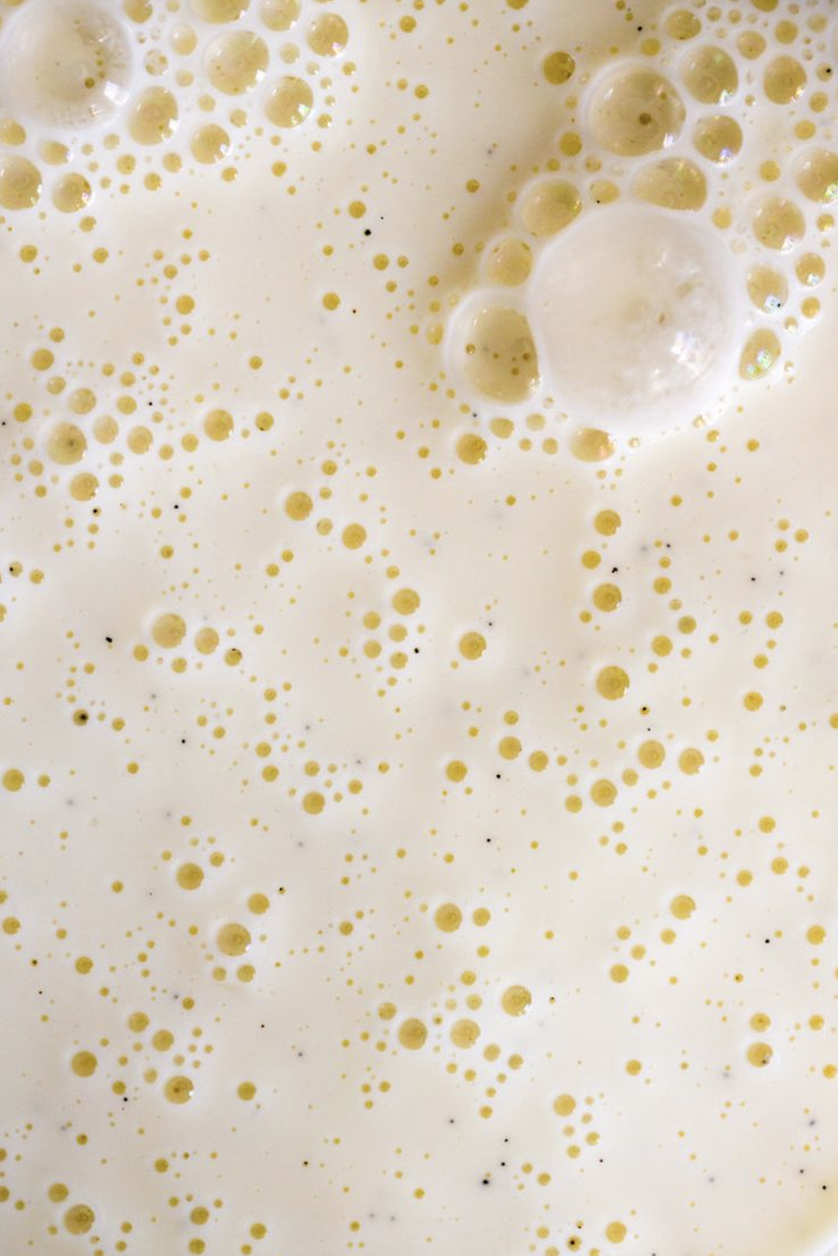 Textura cremosa de leche de nuez de la India con burbujas finas